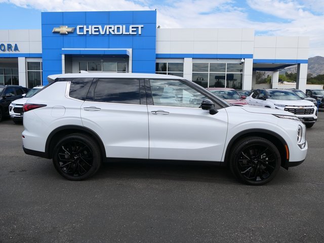 2024 Mitsubishi Outlander SE Black Edition photo 2