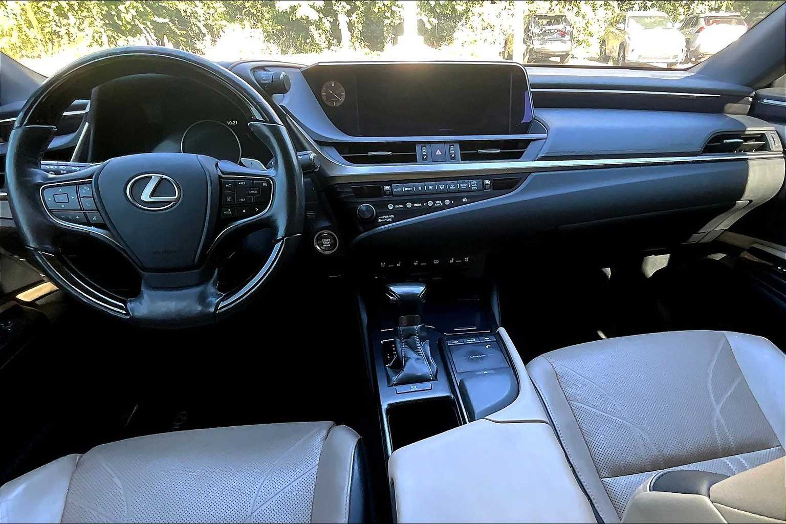 2019 Lexus ES Luxury photo 15