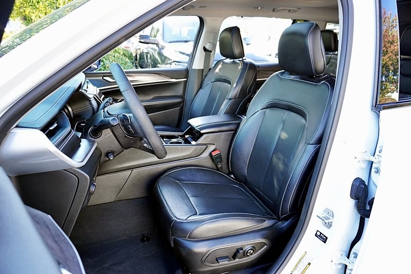 Used 2023 White Jeep Limited image 14