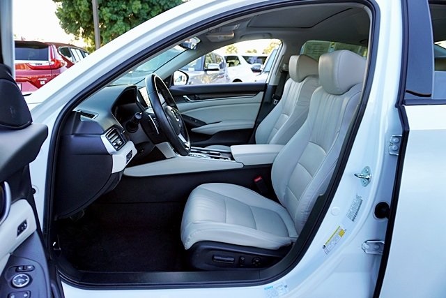 Used 2018  Honda Touring image 13