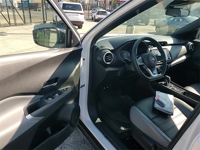 2024 Nissan Kicks SR photo 8