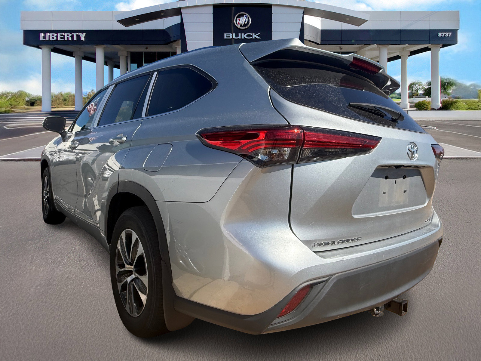 2021 Toyota Highlander XLE photo 2