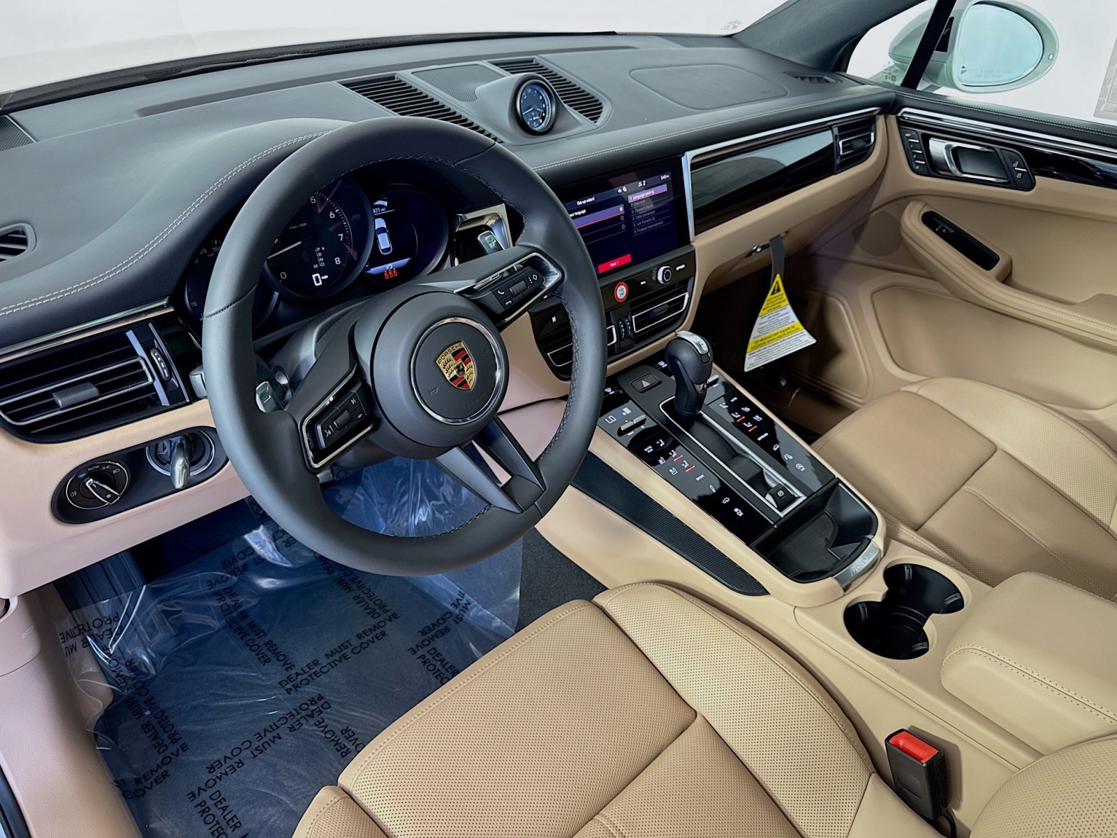 2025 Porsche Macan T photo 4