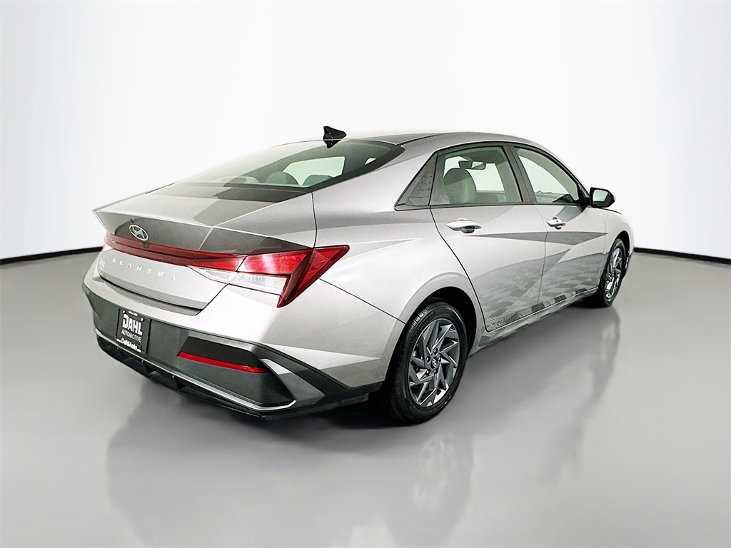 2024 Hyundai Elantra SEL photo 11