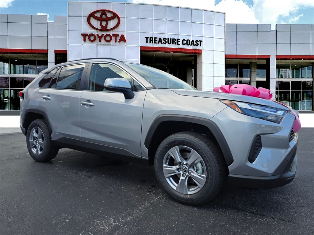 2025 Toyota RAV4 LE's photo