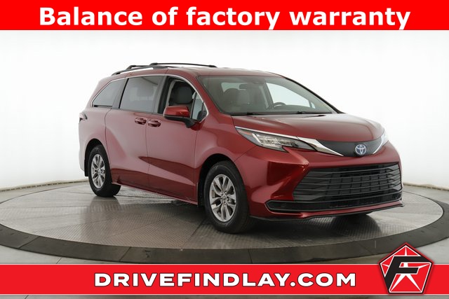 2022 Toyota Sienna LE's photo