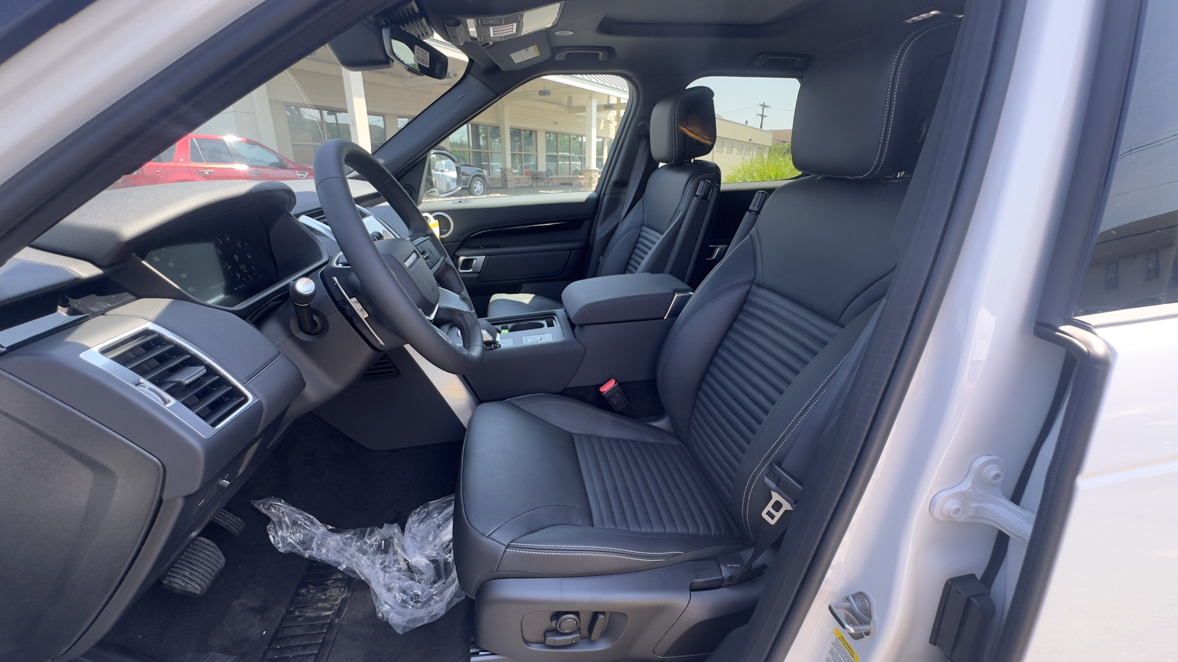2025 Land Rover Discovery S photo 3