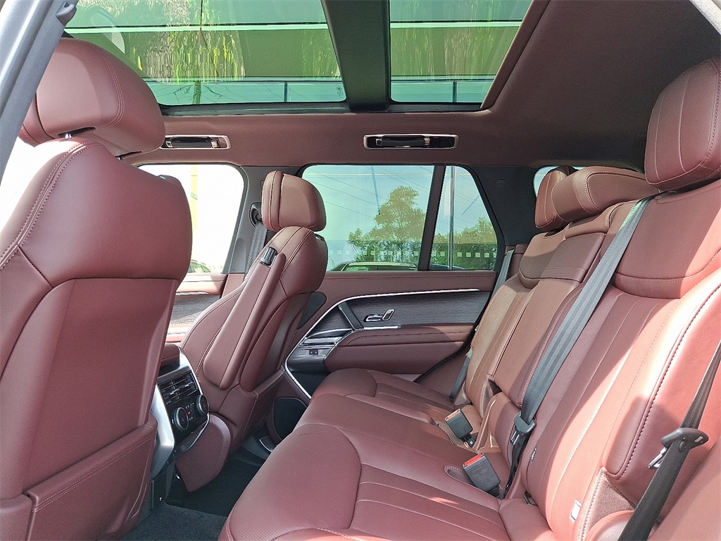 2025 Land Rover Range Rover SE photo 7