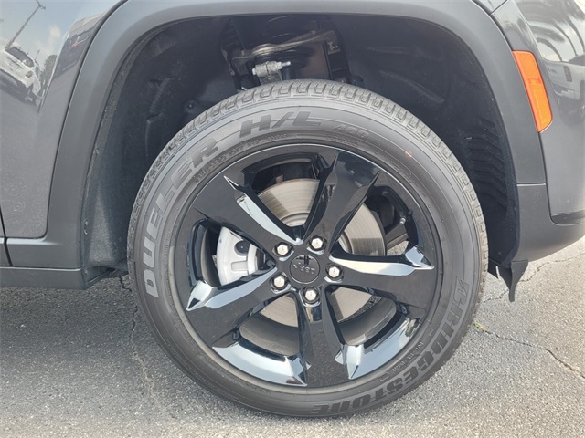 2025 Jeep Grand Cherokee Laredo photo 4