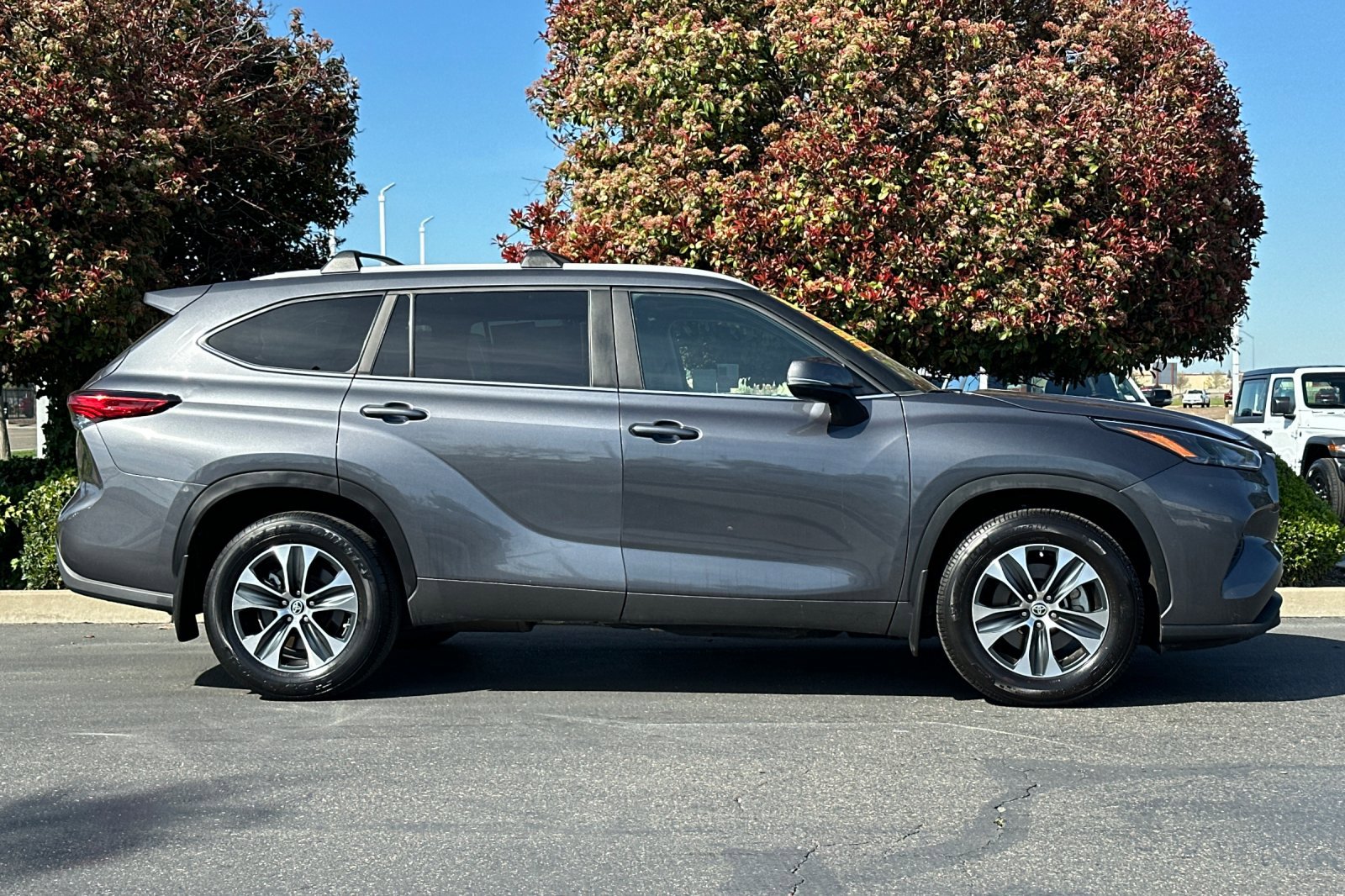 2023 Toyota Highlander L photo 3