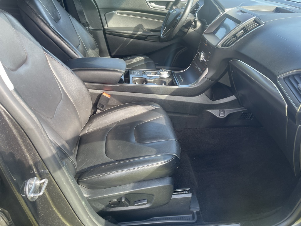 2020 Ford Edge Titanium photo 22