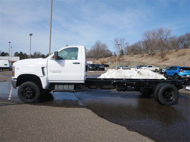 2024 Chevrolet Silverado 5500HD LT photo 4