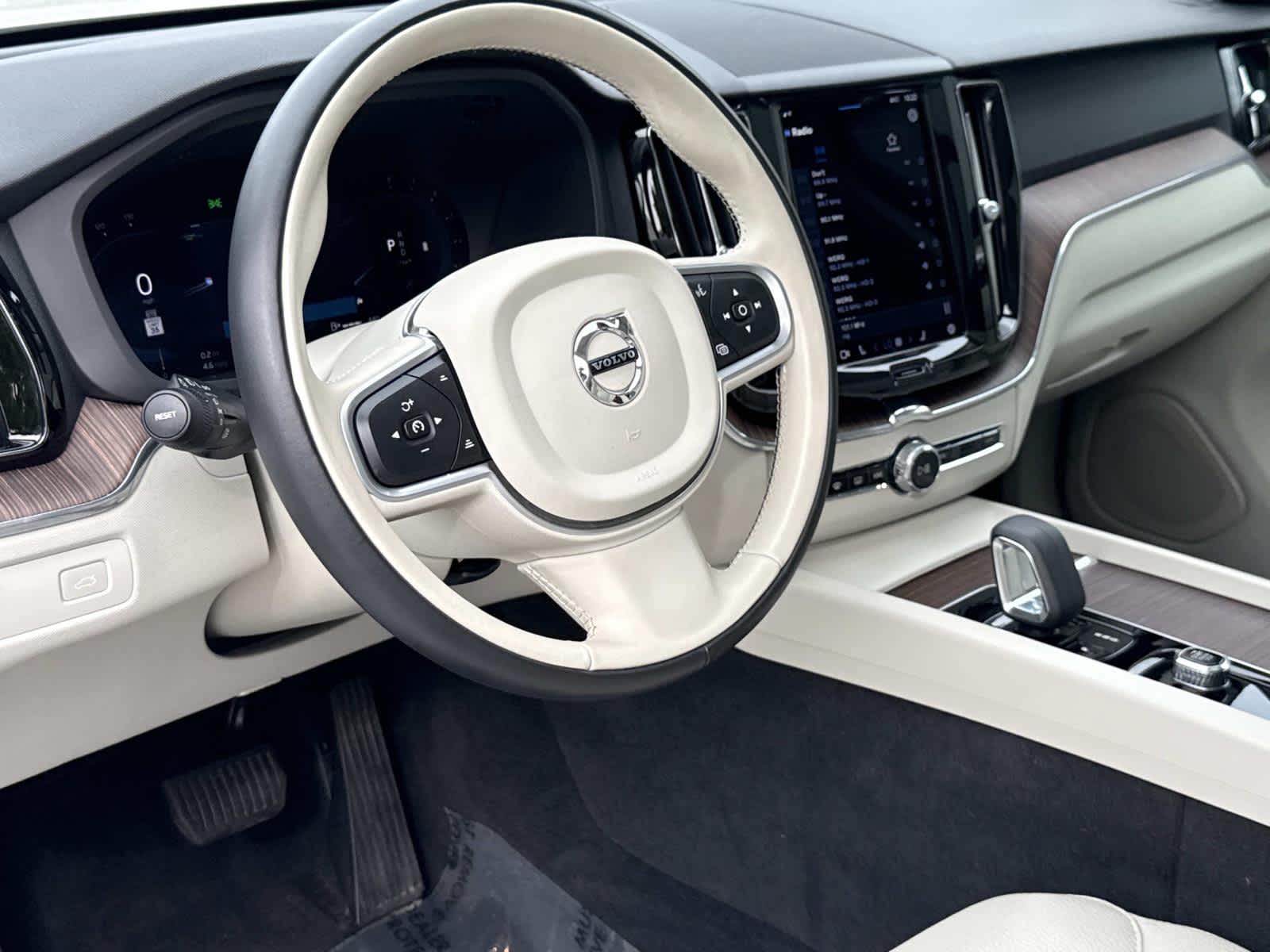 2022 Volvo XC60 Momentum photo 2