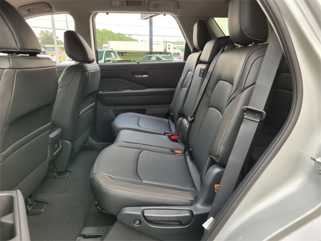 2025 Nissan Pathfinder SL photo 10
