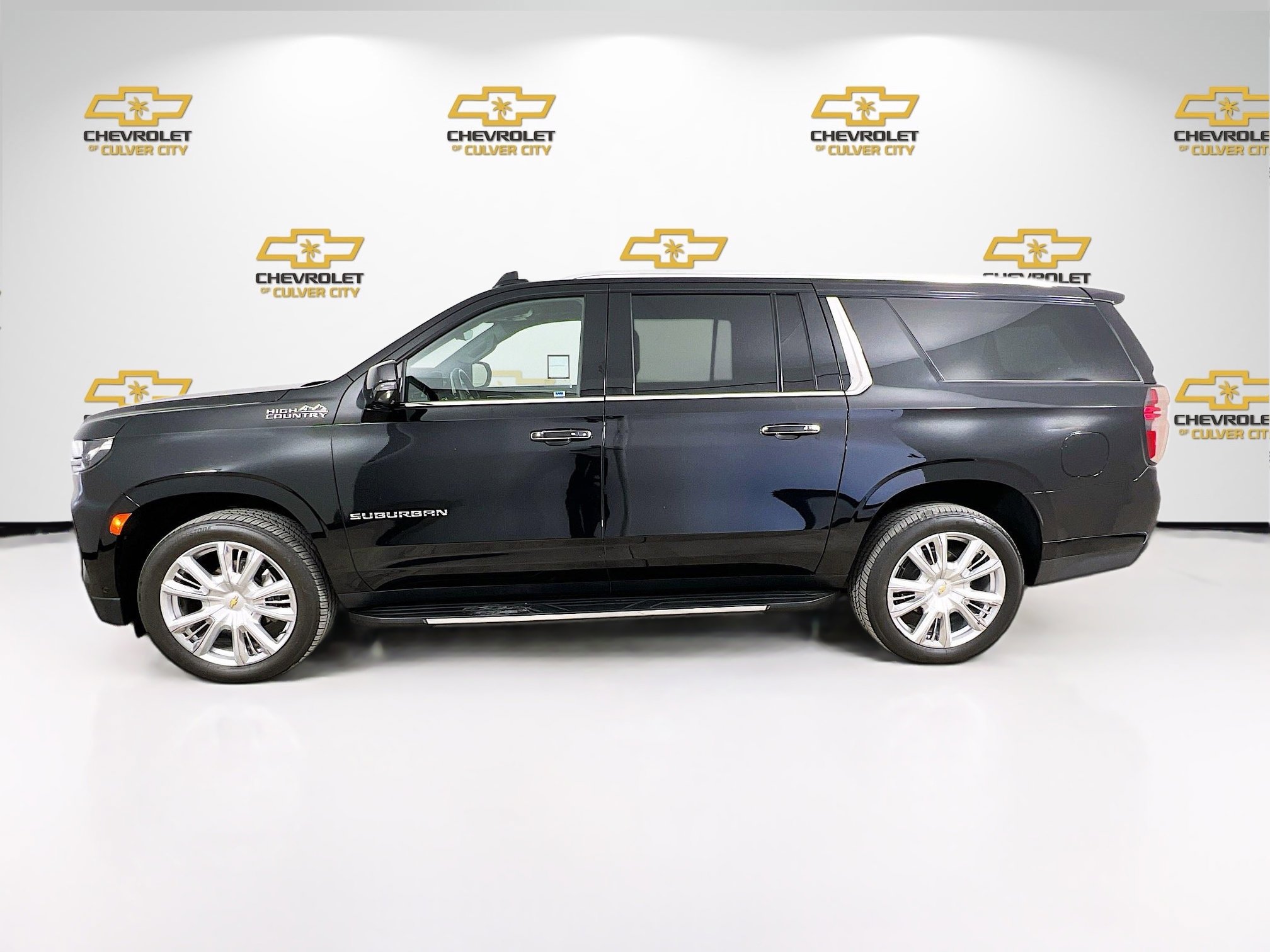 2023 Chevrolet Suburban High Country photo 4