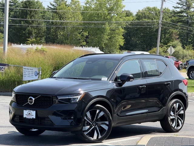 2025 Volvo XC40 Plus photo 4