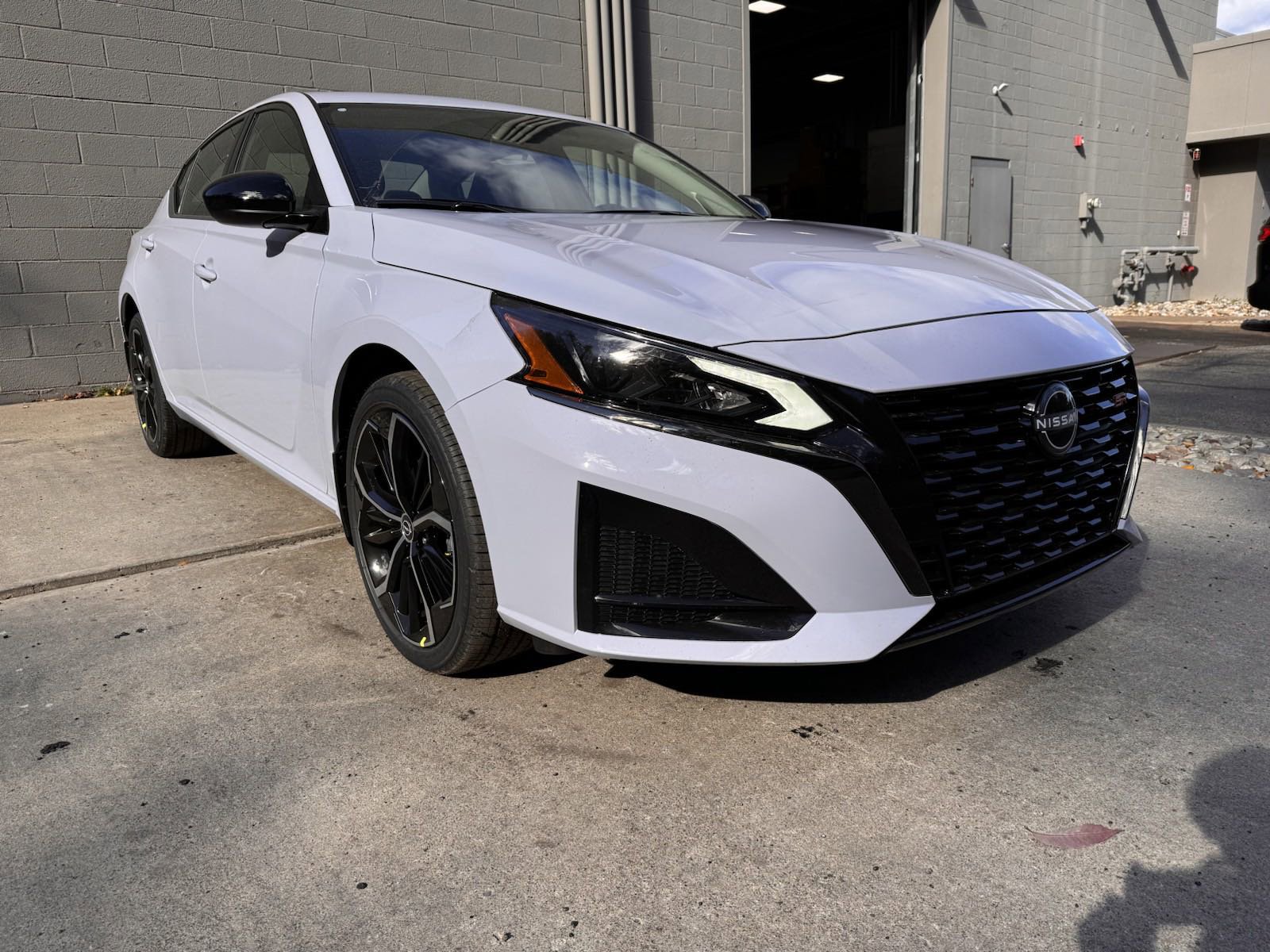 2025 Nissan Altima SR photo 2