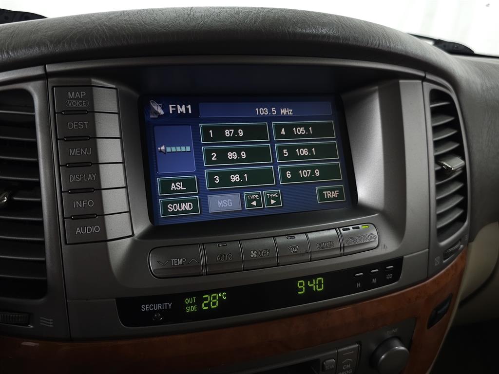 2006 Lexus LX 470 photo 19