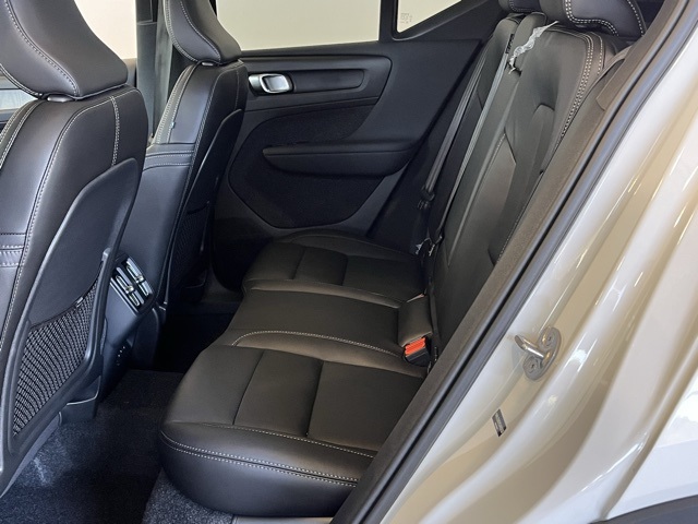 2025 Volvo XC40 Plus photo 28