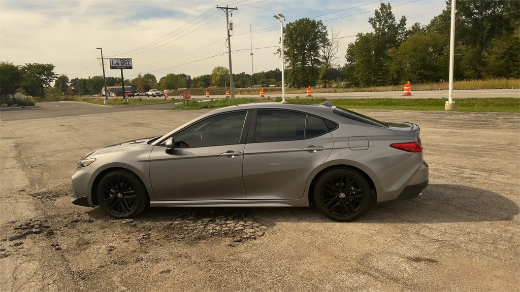 2025 Toyota Camry SE photo 5