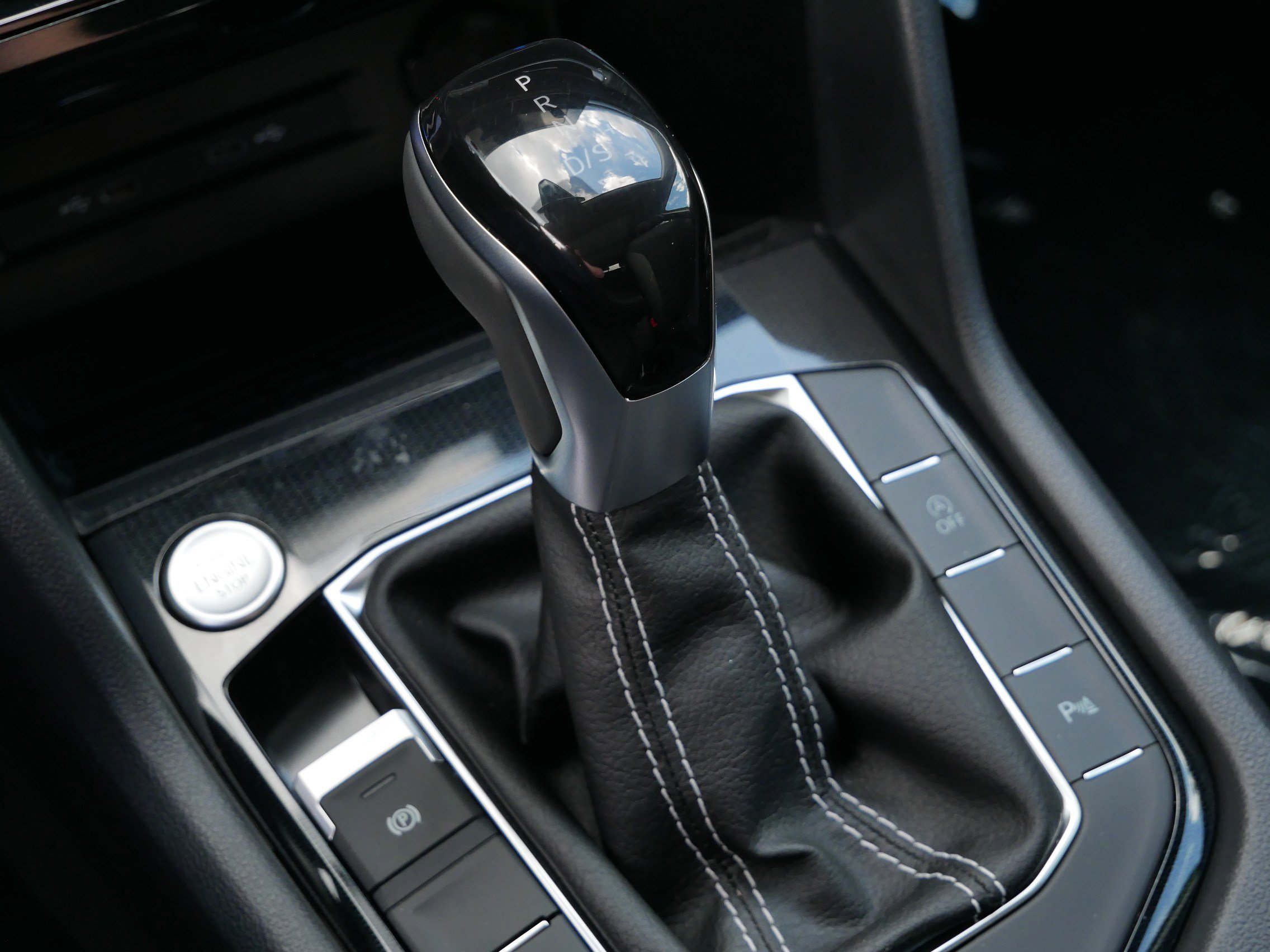 2025 Volkswagen Taos SE photo 6