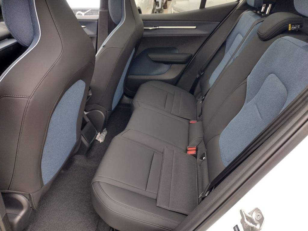 2025 VOLVO EX30 - Image 15