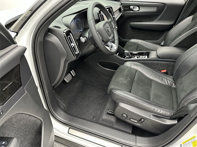 2022 Volvo XC40 R-Design photo 3