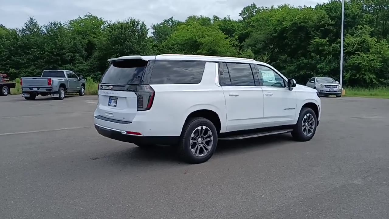 2025 Chevrolet Suburban LT photo 8