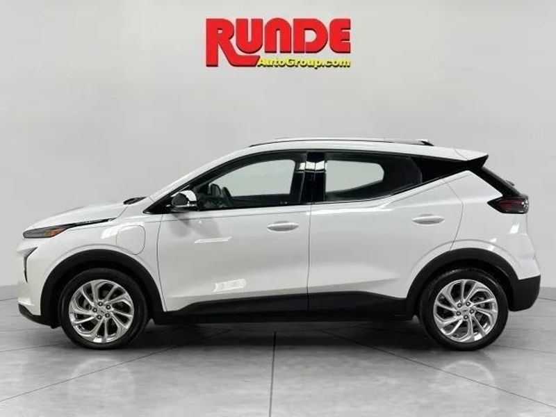 Used 2022 Chevrolet Bolt EUV LT with VIN 1G1FY6S04N4104387 for sale in Manchester, IA