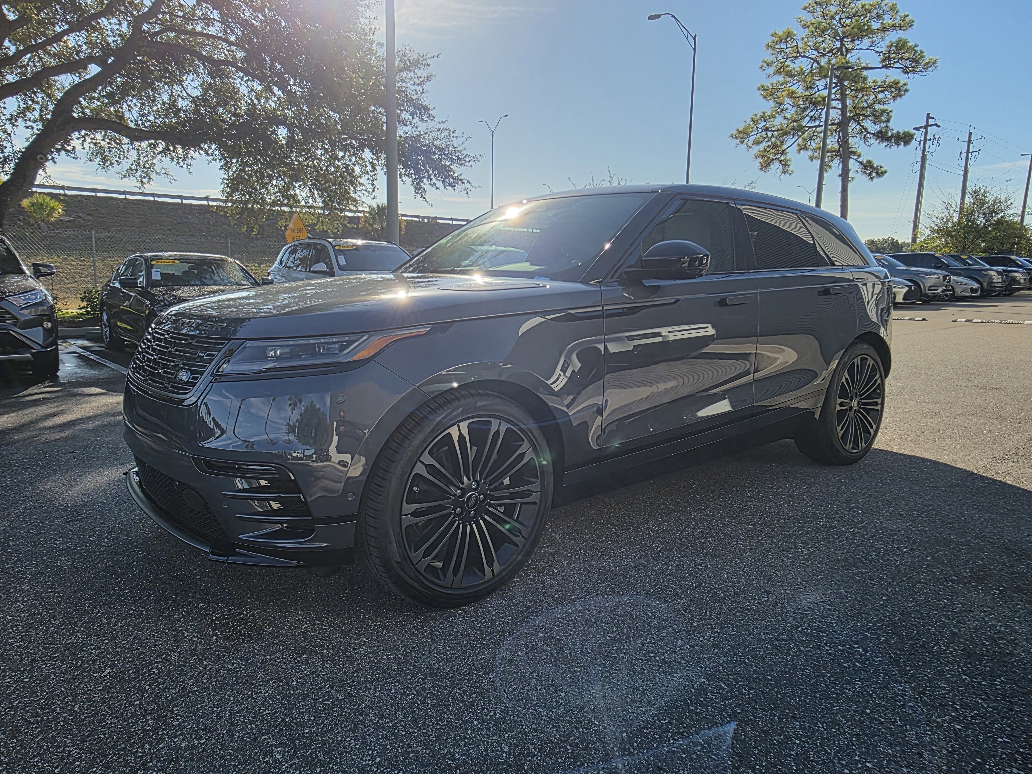 2026 Land Rover Range Rover Velar Dynamic SE's photo