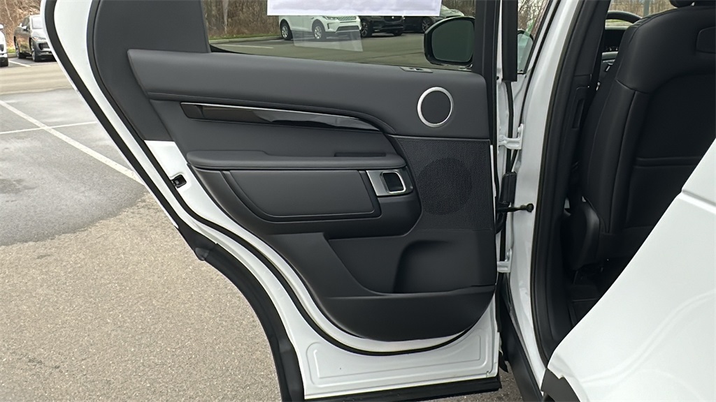 2025 Land Rover Discovery S photo 21