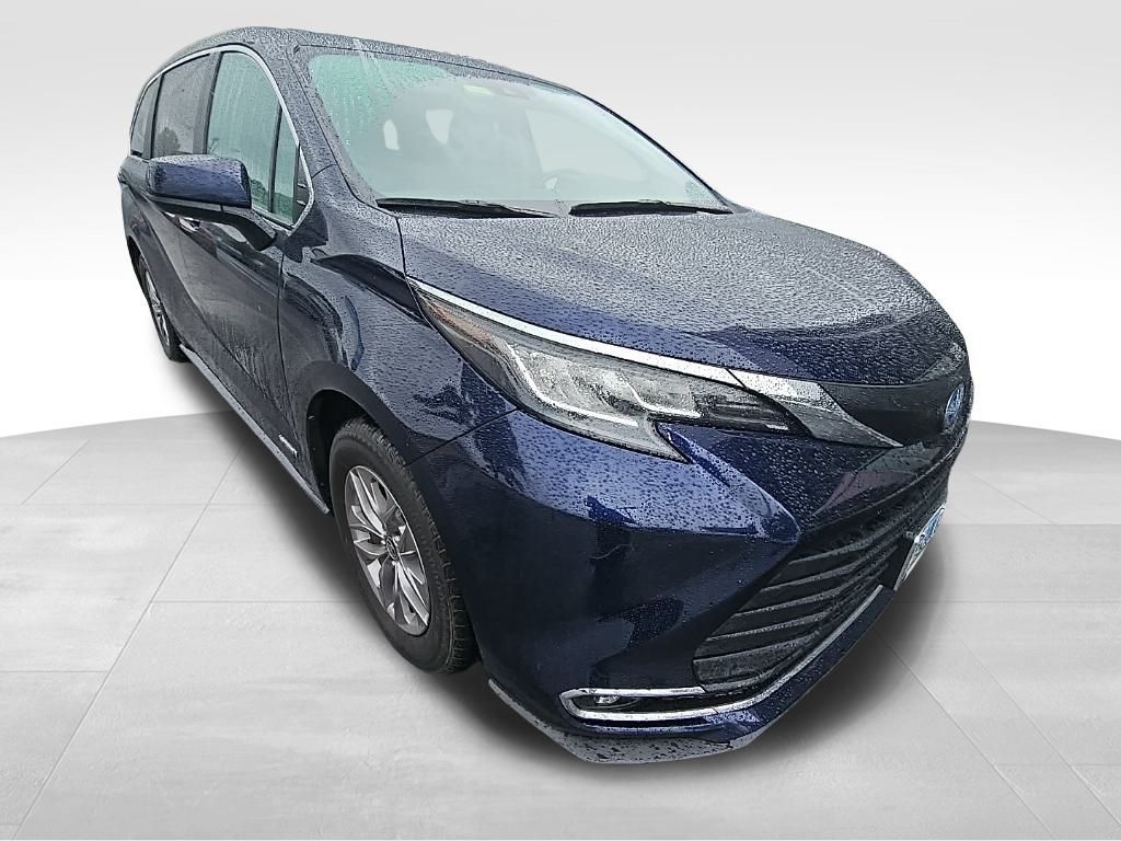 2021 Toyota Sienna XLE photo 3