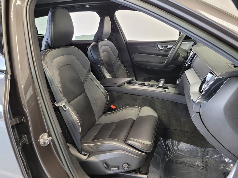 2022 Volvo XC60 B5 R-Design photo 18