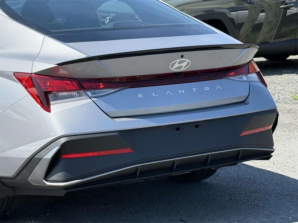 2025 Hyundai Elantra SEL Sport photo 10