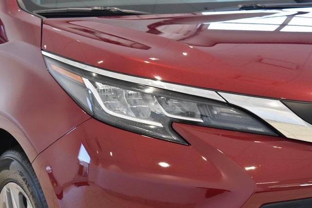 2021 Toyota Sienna XLE photo 2