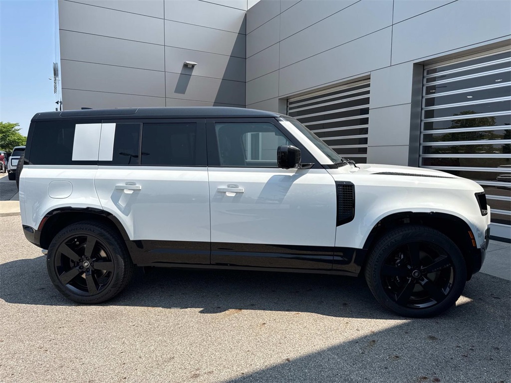 2025 Land Rover Defender 110 V8 photo 5