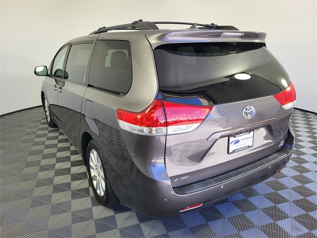 2011 Toyota Sienna XLE photo 4