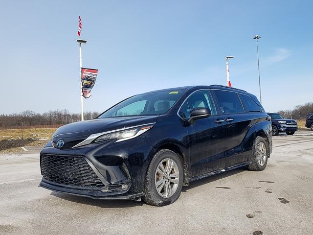 2023 Toyota Sienna XSE's photo