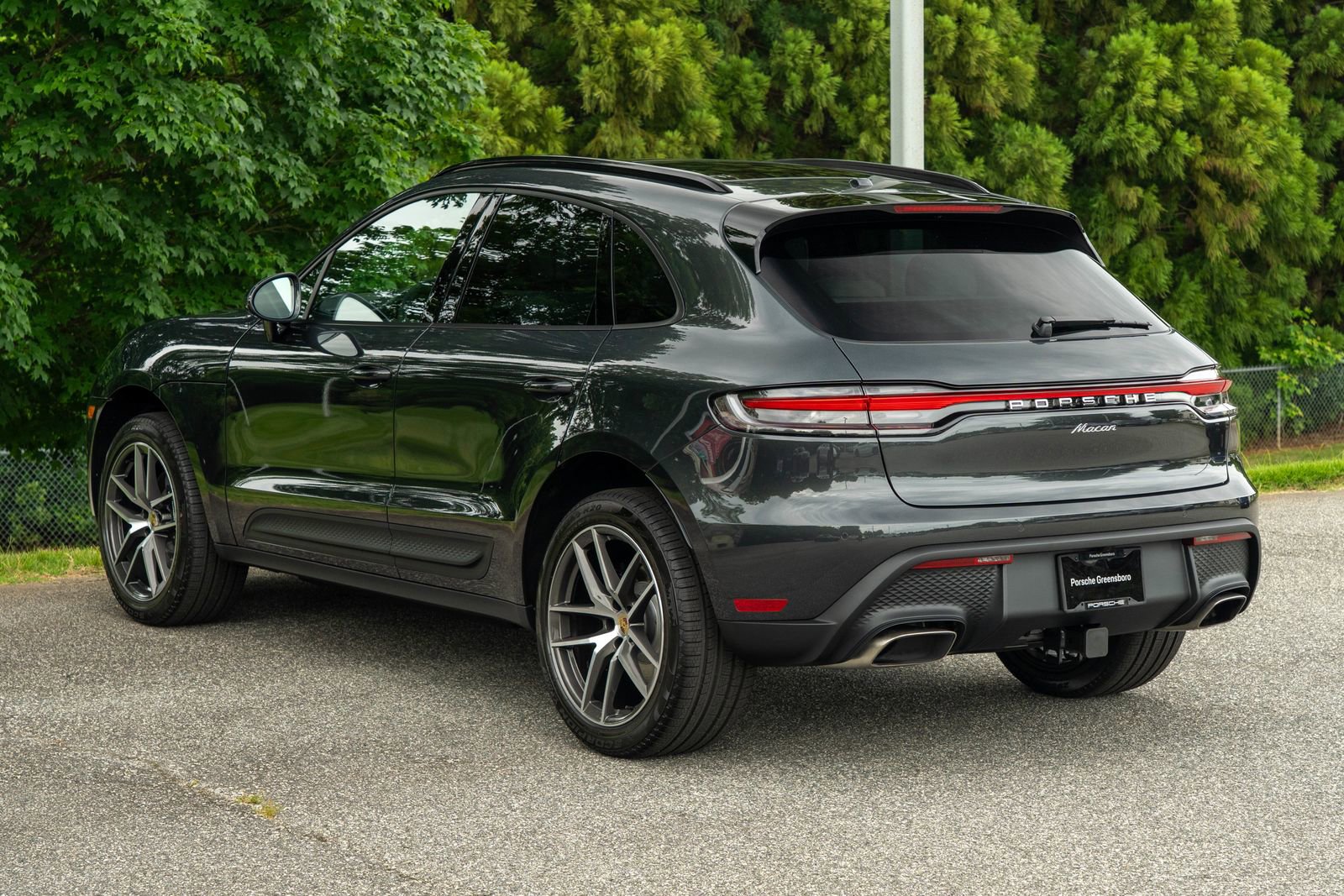 2025 Porsche Macan Base photo 3
