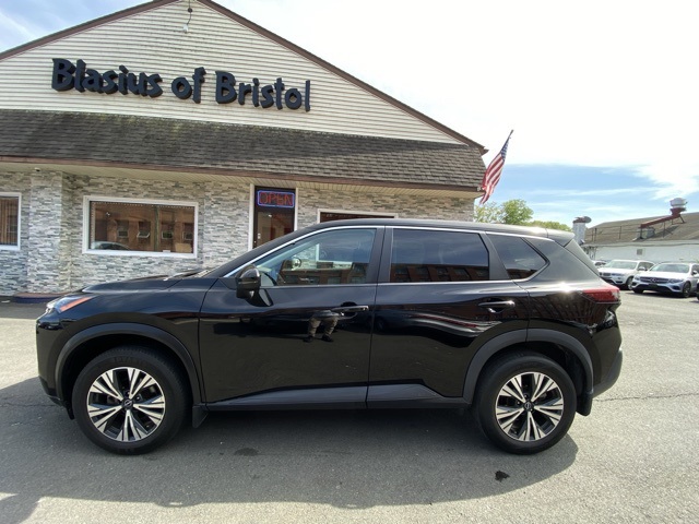 2022 Nissan Rogue SV photo 4