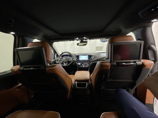 2024 Chrysler Pacifica Hybrid Pinnacle photo 26
