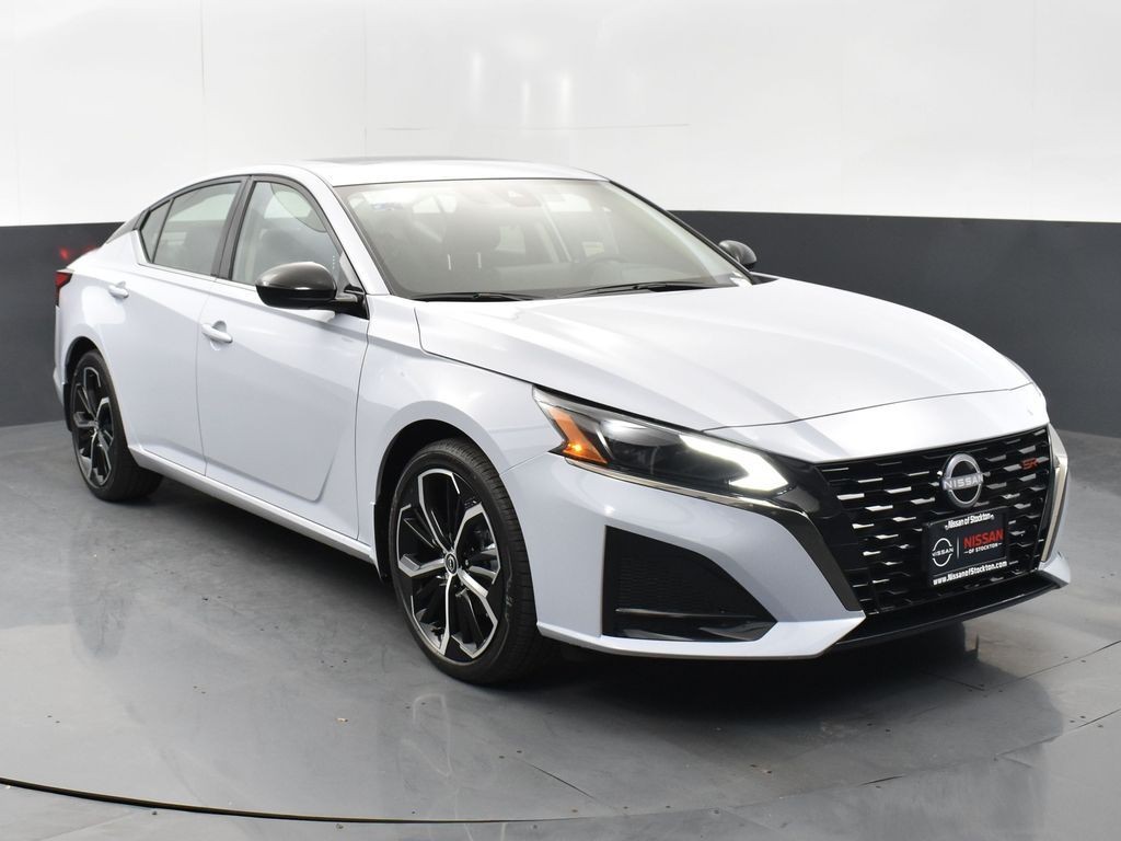 2025 Nissan Altima SR's photo