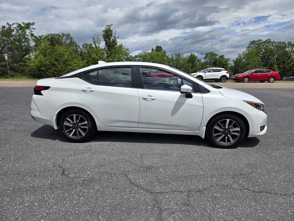 2025 Nissan Versa 1.6 SV photo 2