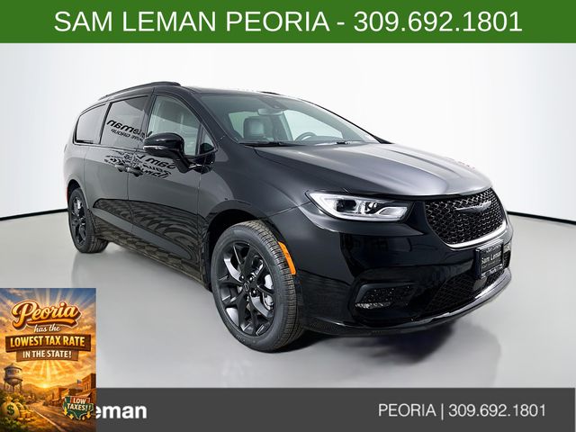 2026 Chrysler Pacifica Limited's photo