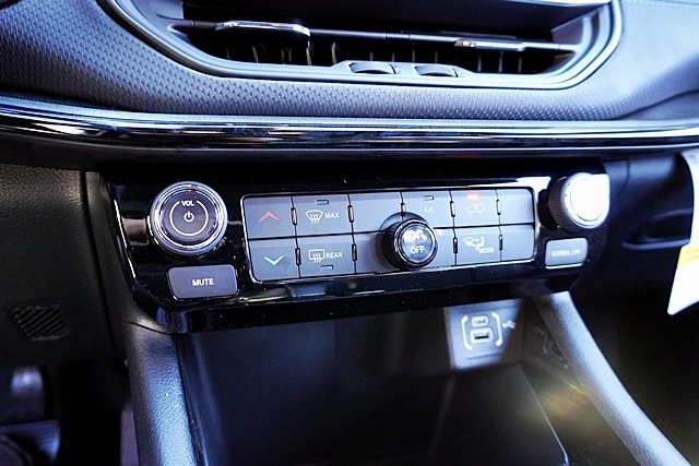 New 2026 Bright White Clear-Coat Exterior Paint Jeep Latitude image 30