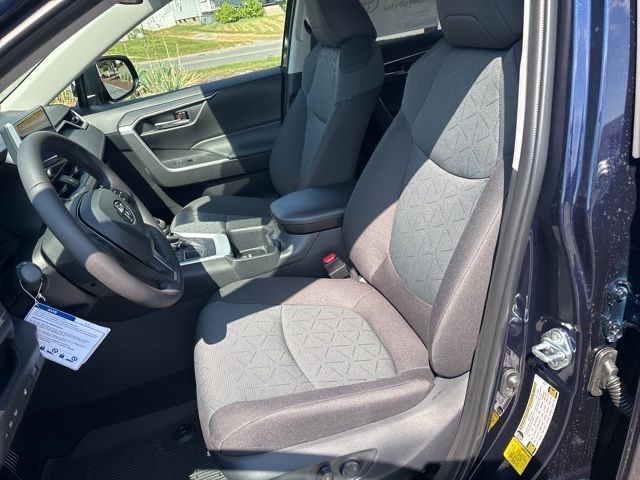 2025 Toyota RAV4 XLE photo 11