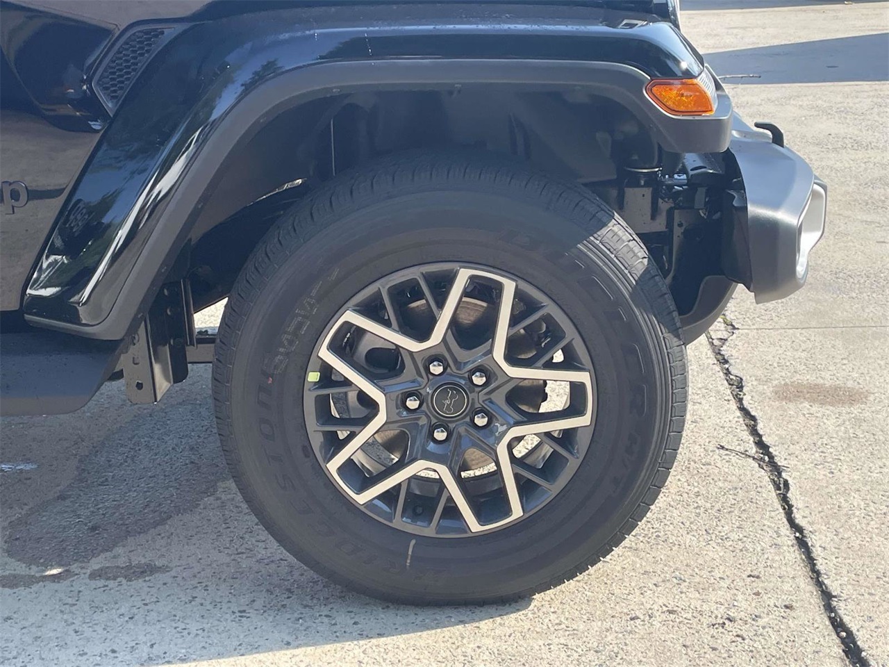 2025 Jeep Wrangler Sahara photo 28