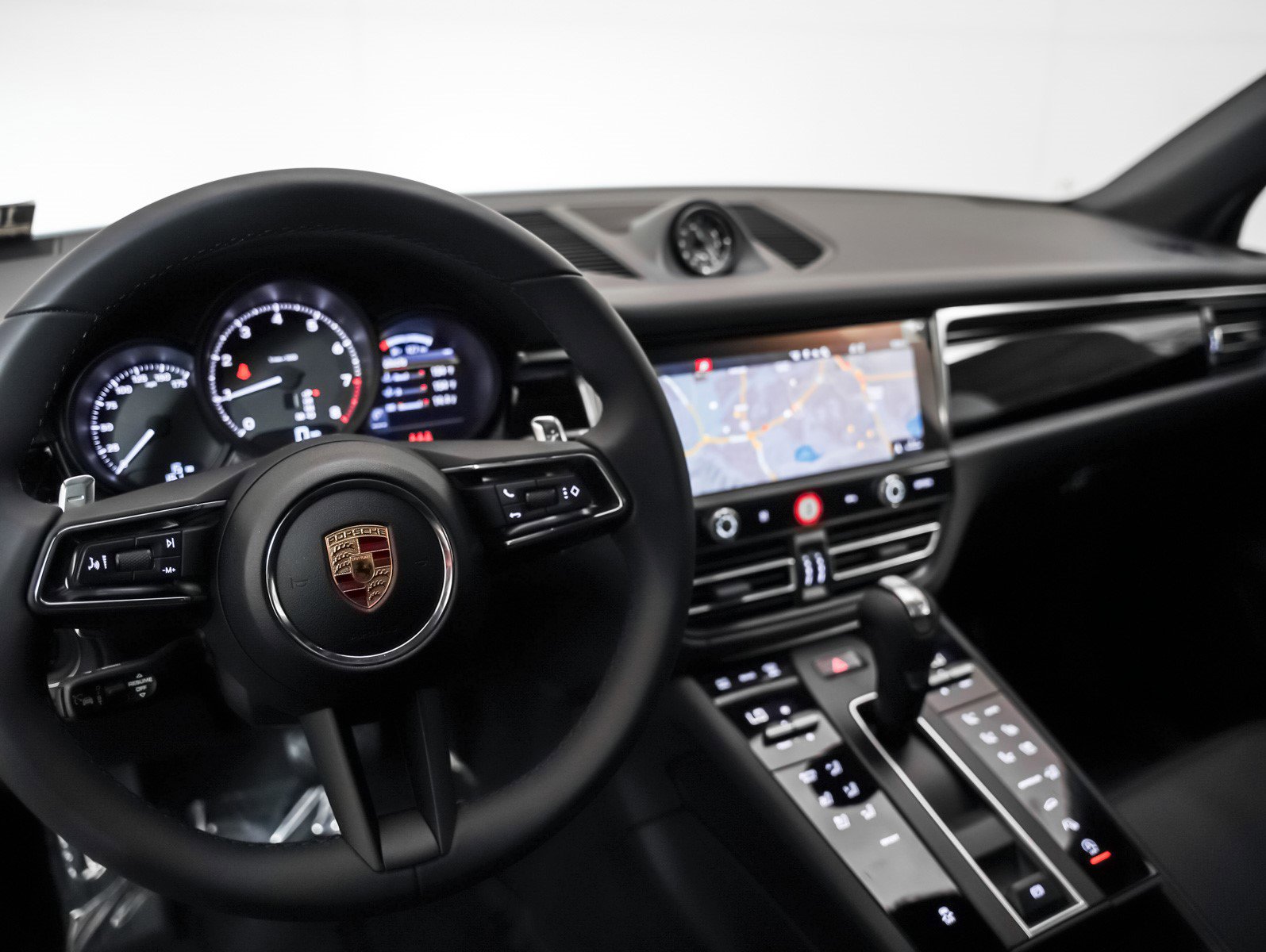 2025 Porsche Macan T photo 3