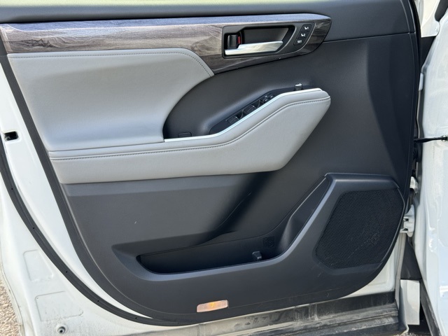 2021 Toyota Highlander Limited photo 9