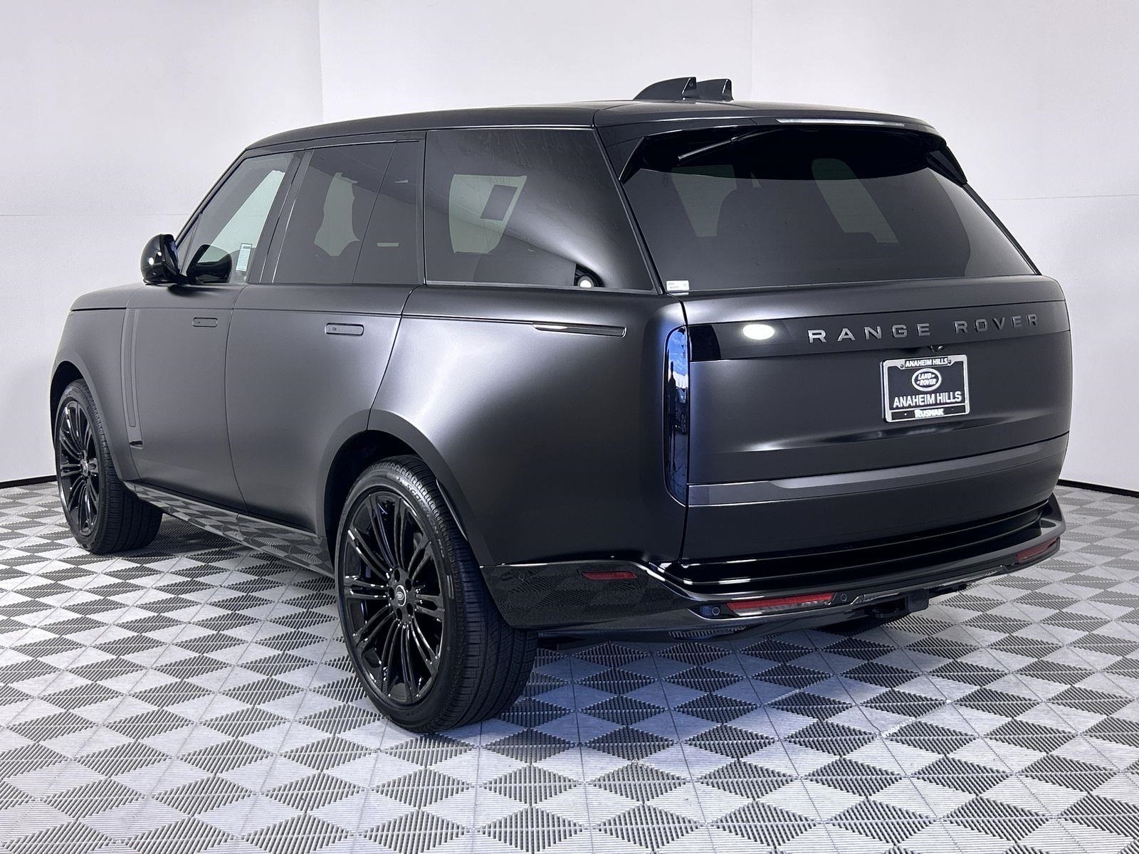 2025 Land Rover Range Rover SE photo 3